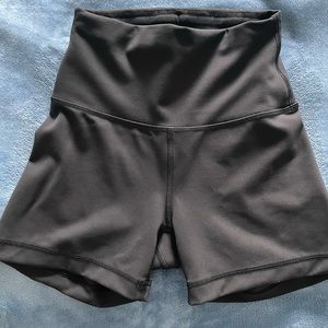 Lululemon Wunder Train Contour Fit High Rise Short 4”
